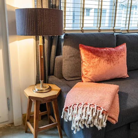 Hospitals & Location & Price