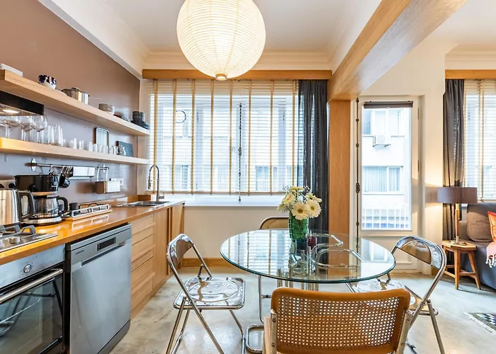 Hospitals & Location & Price